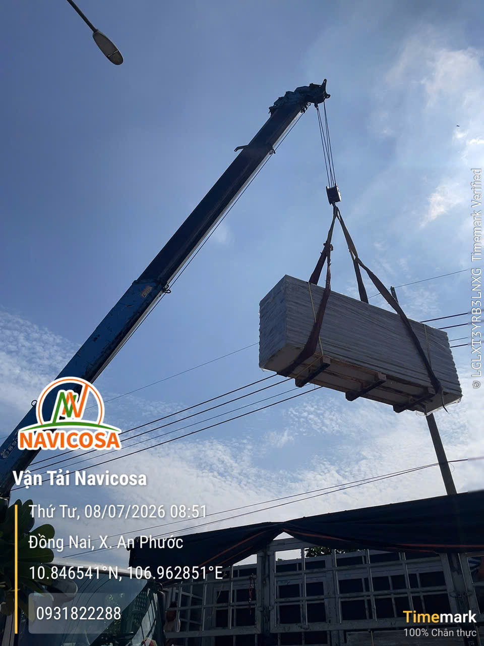 Xe cẩu thùng tự hành 8 tấn của NAVICOSA đang nâng hàng tại nhà xưởng
