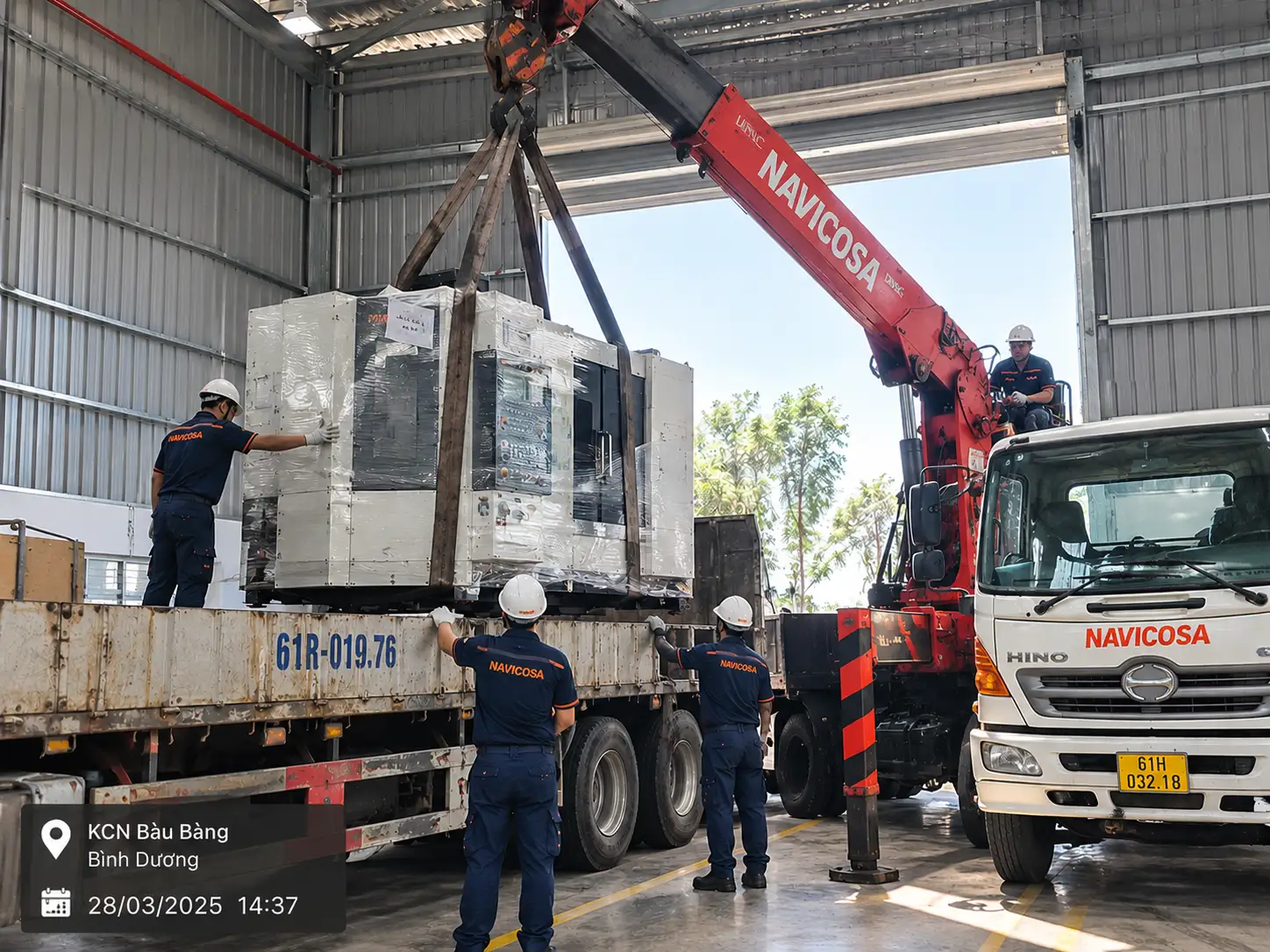 Xe cẩu Navicosa nâng máy sản xuất lên xe tải tại nhà xưởng Bàu Bàng, Bình Dương