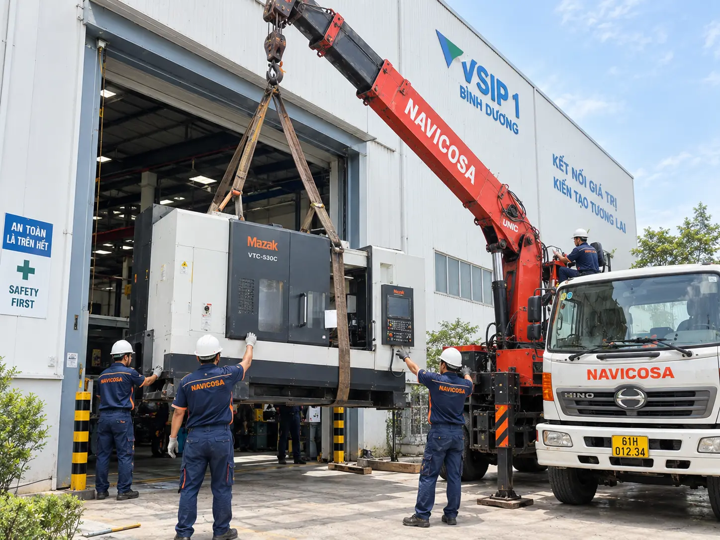 Thợ Navicosa dùng xe cẩu nâng máy CNC ra khỏi nhà xưởng tại KCN VSIP 1, Bình Dương