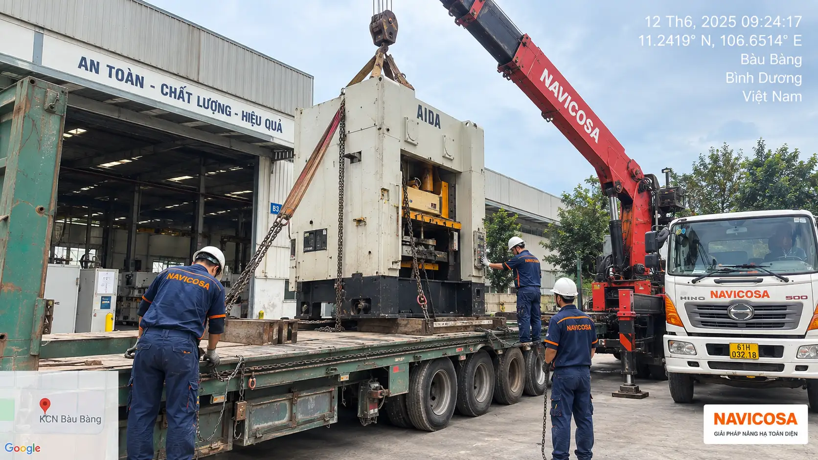 Đội Navicosa chằng buộc và hạ máy dập lên rơ moóc tại nhà xưởng Bàu Bàng