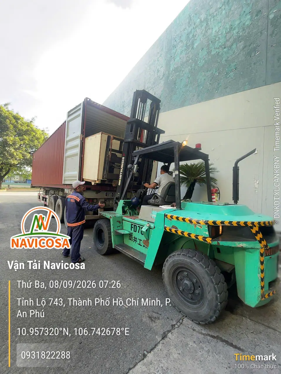Đội Navicosa rút hàng khỏi container và xếp vào vị trí trong kho tại Bình Dương