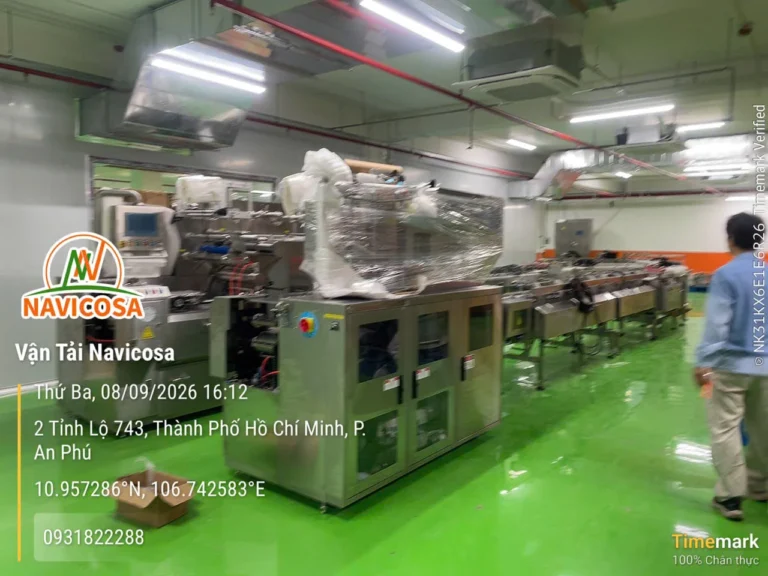 Dây chuyền máy inox đã lắp đặt và căn chỉnh trong xưởng sàn epoxy tại Tỉnh lộ 743, An Phú