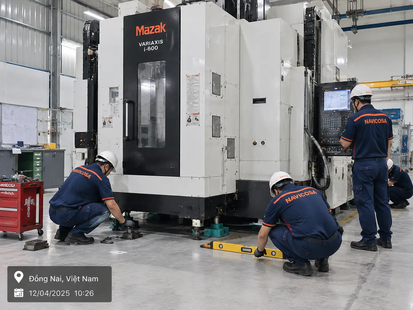 Thợ Navicosa căn chỉnh cân bằng máy CNC sau khi lắp đặt tại nhà xưởng Đồng Nai