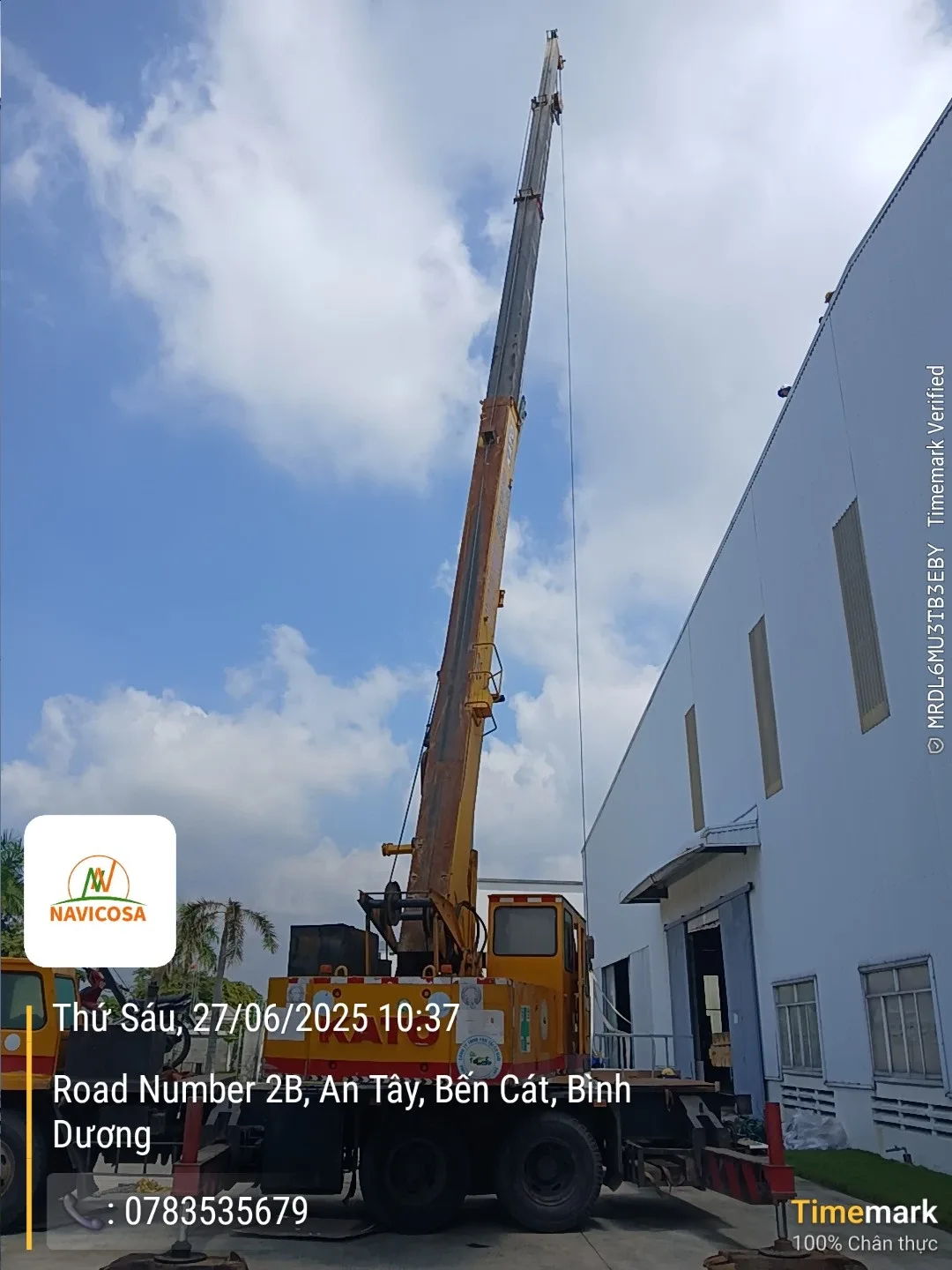 Xe cẩu bánh lốp 25 tấn dựng cần cẩu máy móc ra khỏi xưởng, có xe nâng hỗ trợ