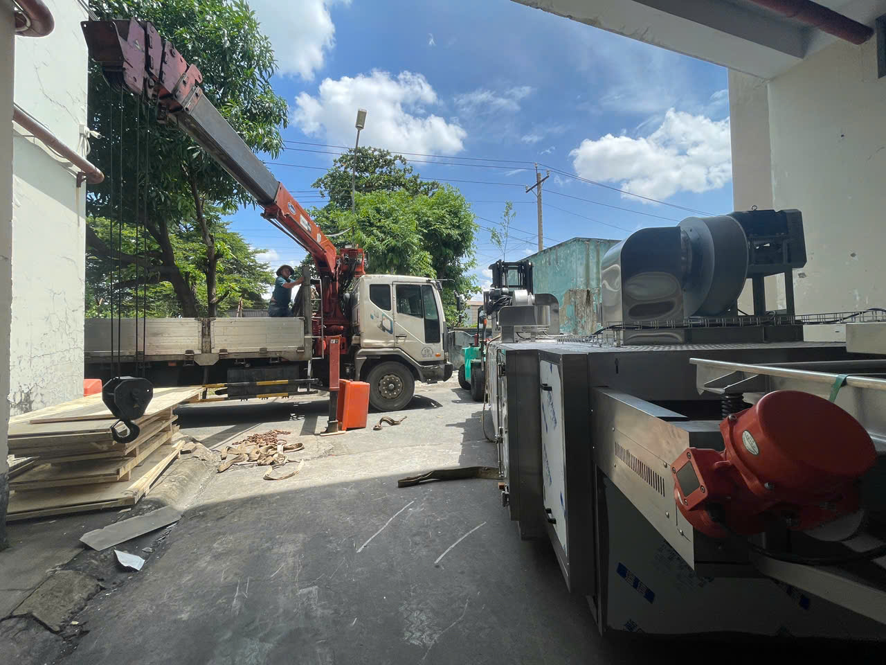 Đội xe cẩu thùng tự hành Navicosa đỗ trong nhà xe